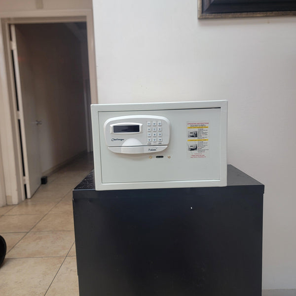 セキュリティ・セーフティ NEIGHBORHOOD CHALLENGER Challenger M6 Laptop Compatible In-Room Safe - Safe and Vault