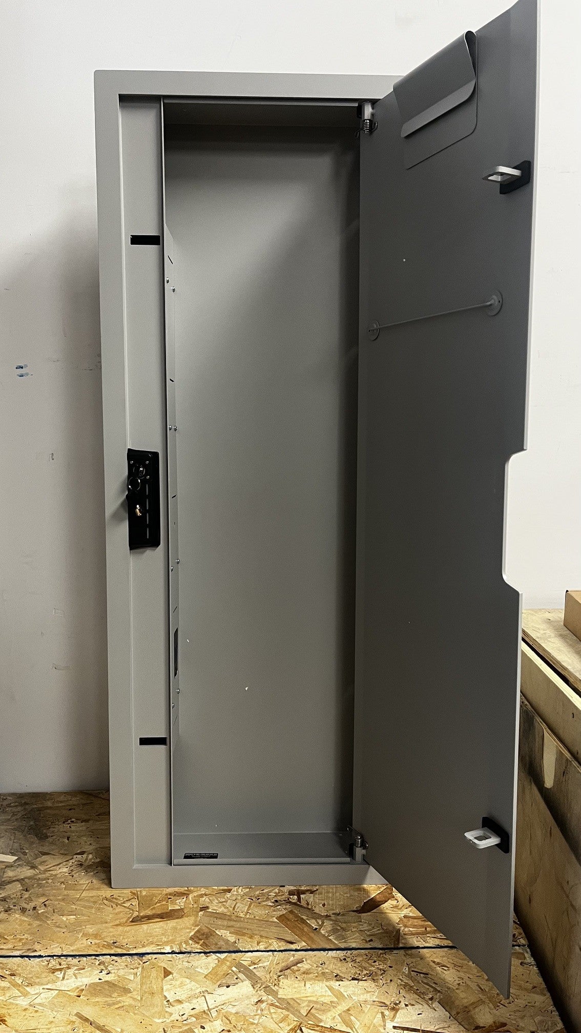 View of the inside of the safe. It comes with a magnetic document holder and jewelry/ key holder. 