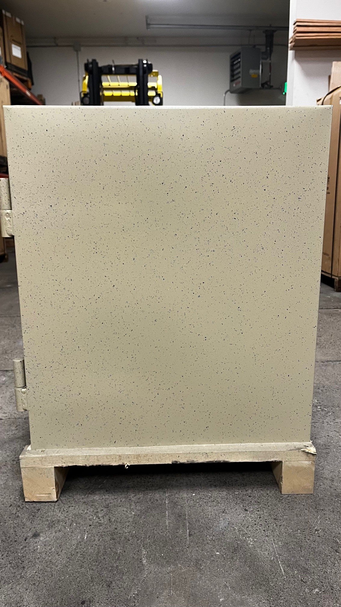 Right side view of the safe. 