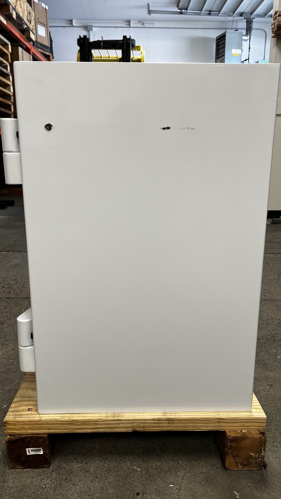 Right side on view of the safe. The safe has two scratches on the right side. 