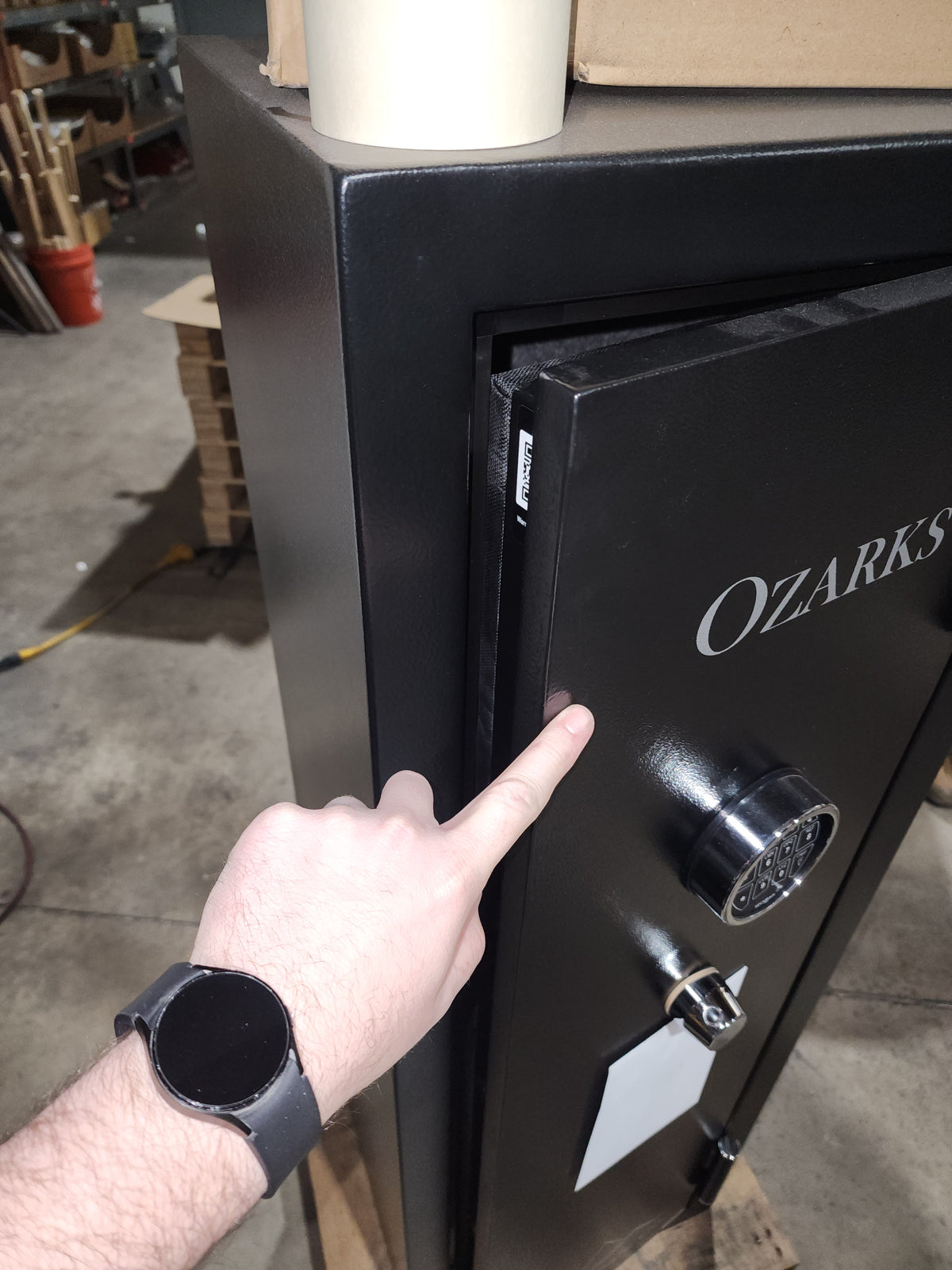 Hayman OZ-5518 Ozarks Gun Safe Blemished Finger Pointing at Door