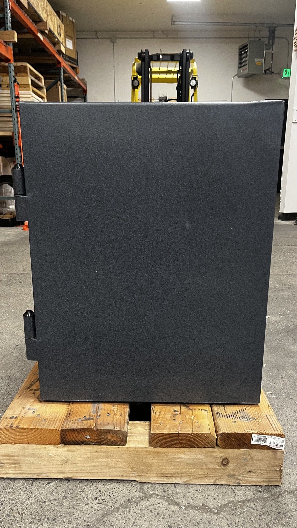 Right view of the safe. 
