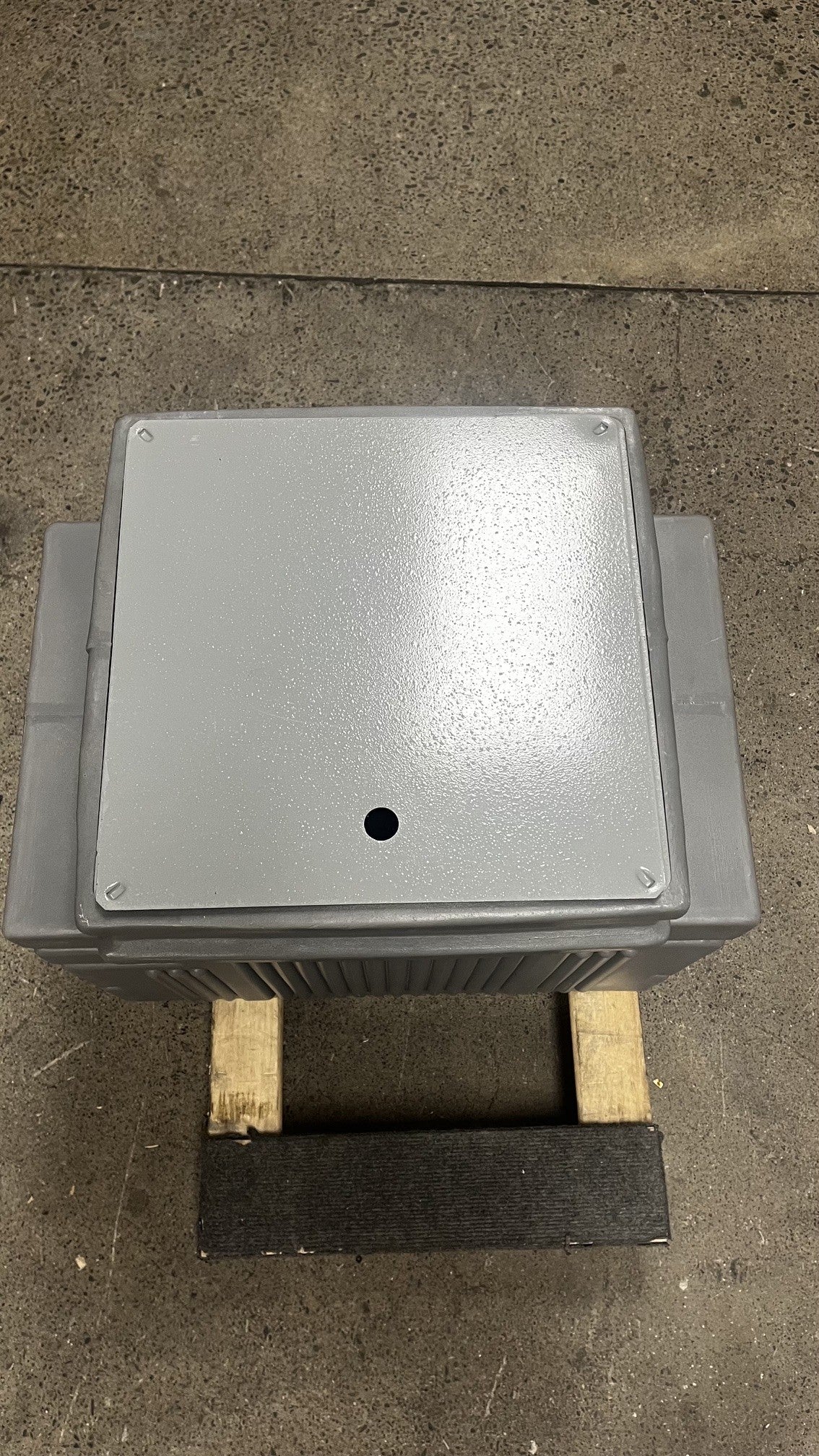 Top view of the safe with the steel cover plate. 