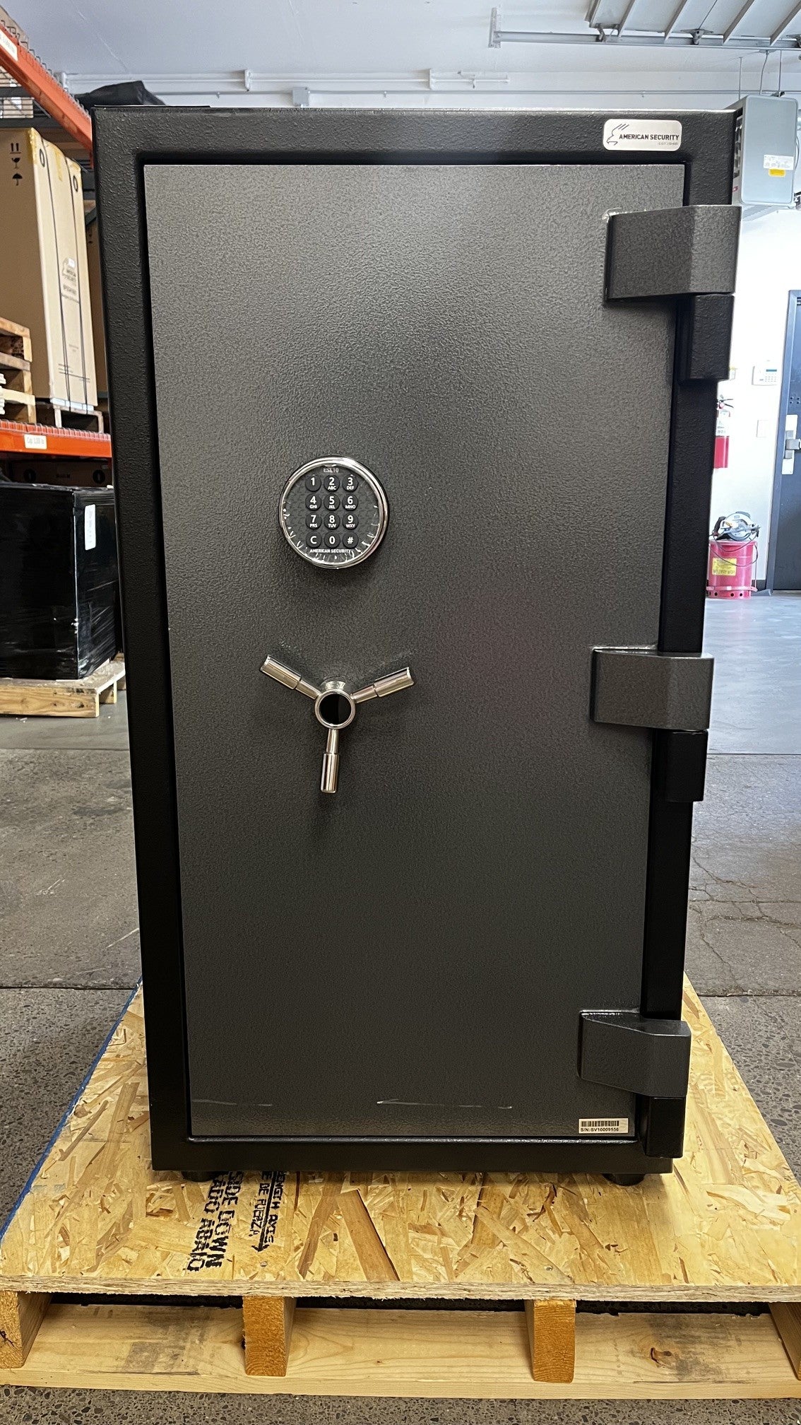 Front view of the safe, the door has a few scratches in the lower area. Comes with a digital lock. 