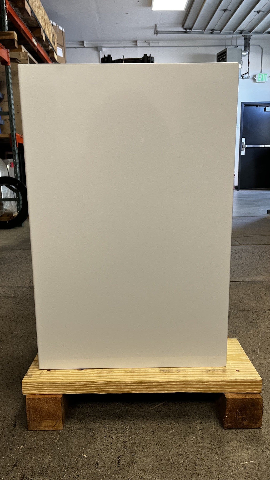 Left side view of the safe. 