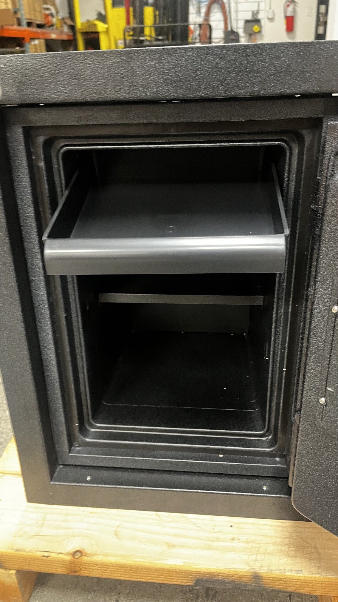 View of the removable tray. 