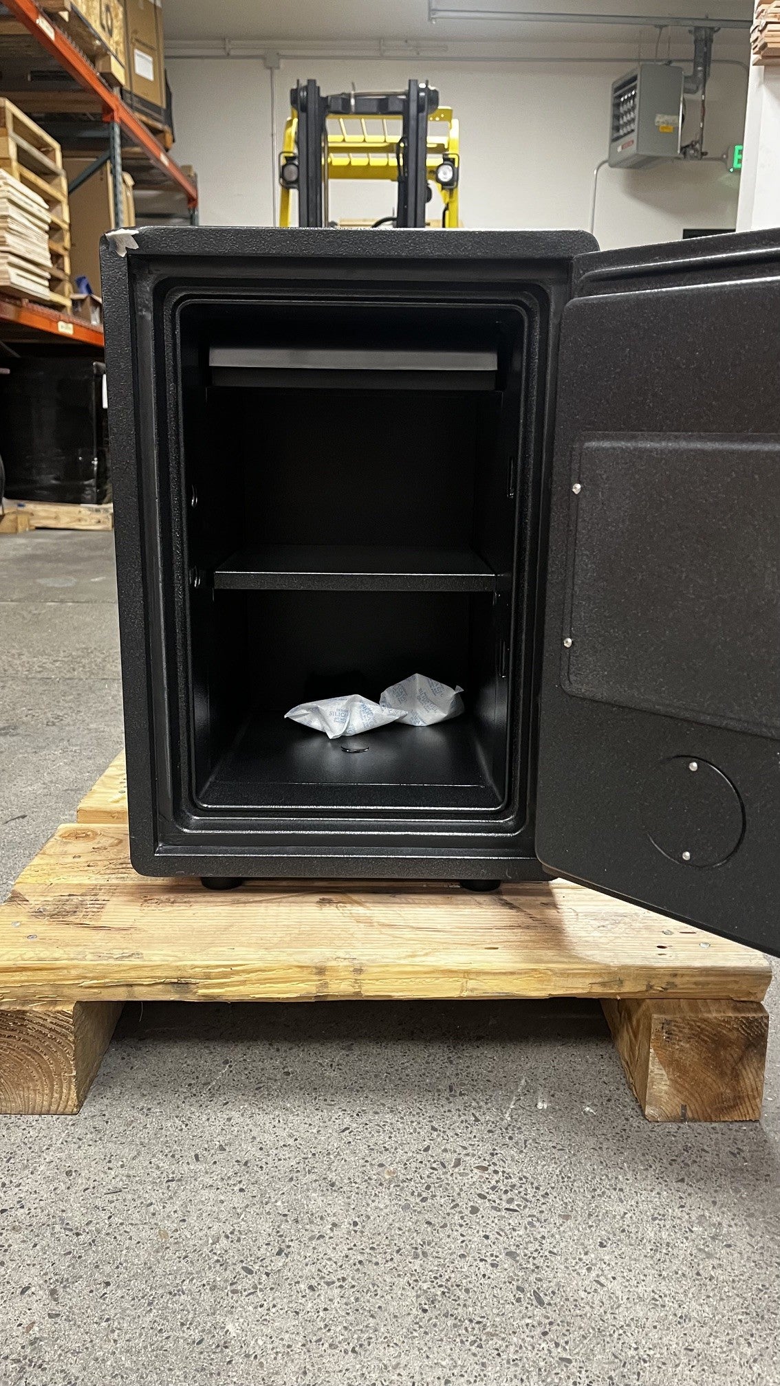 View of the inside of the safe. It comes with one adjustable shelf and one removable tray. 
