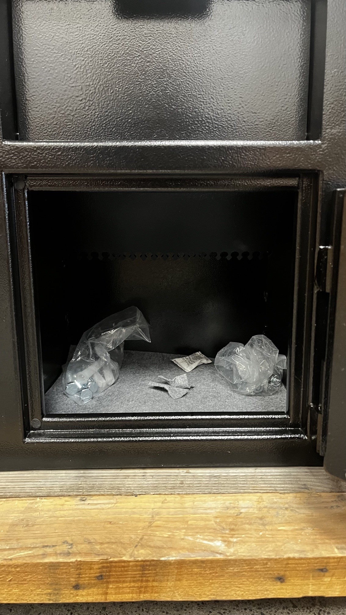 View of the inside of the safe. It comes with the bolt down screws. 