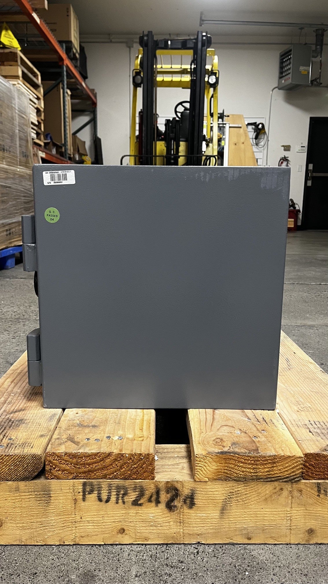 View of the right side of the safe.