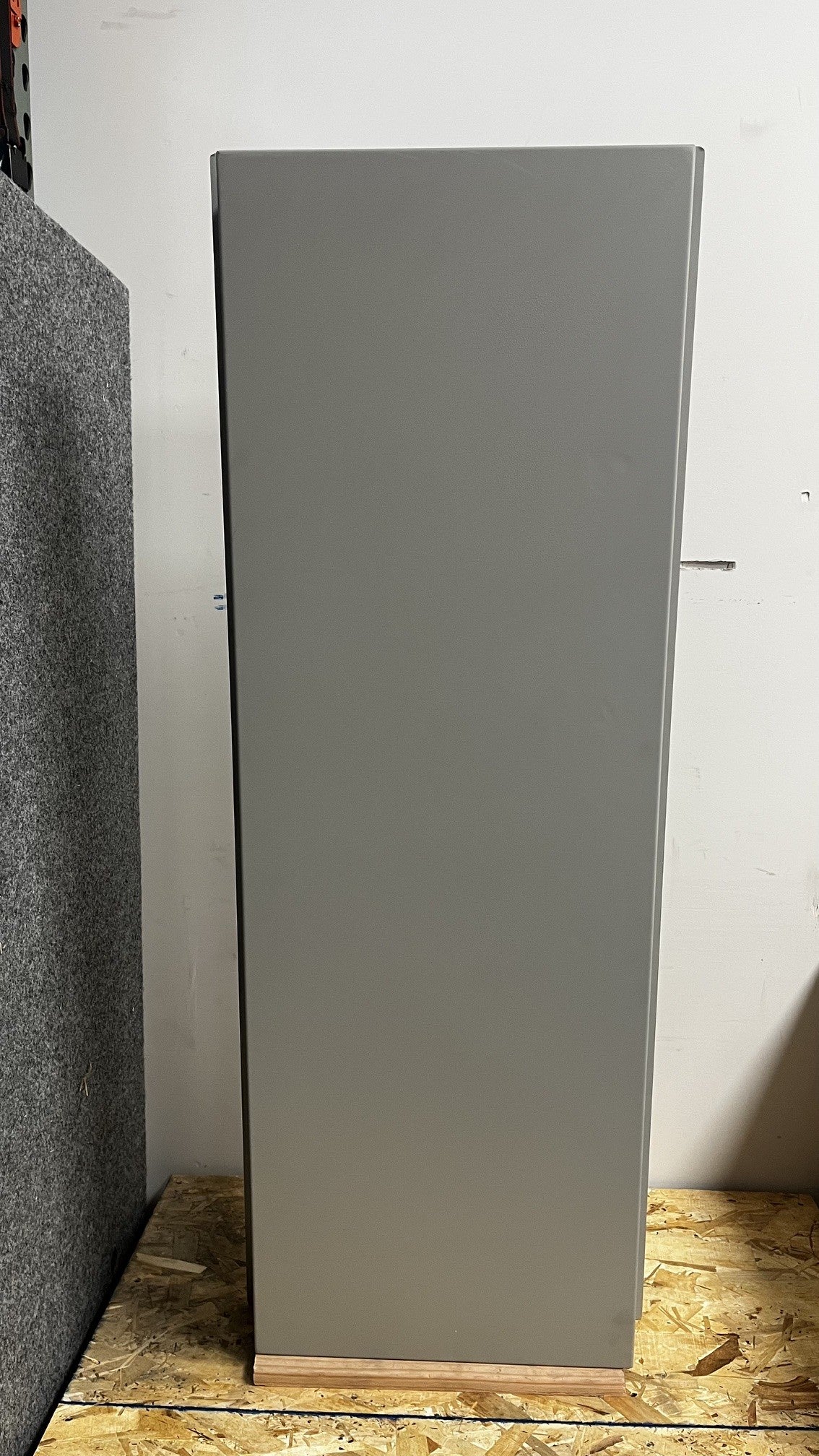 View of the back of the safe. 