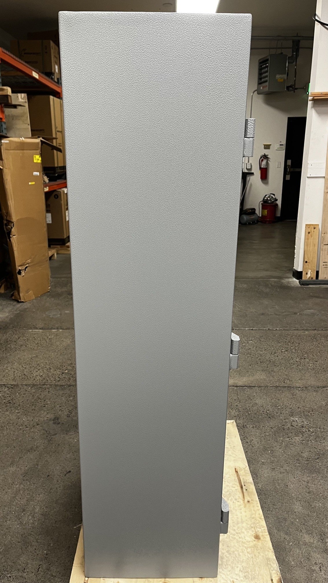 Left side view pf the safe. 