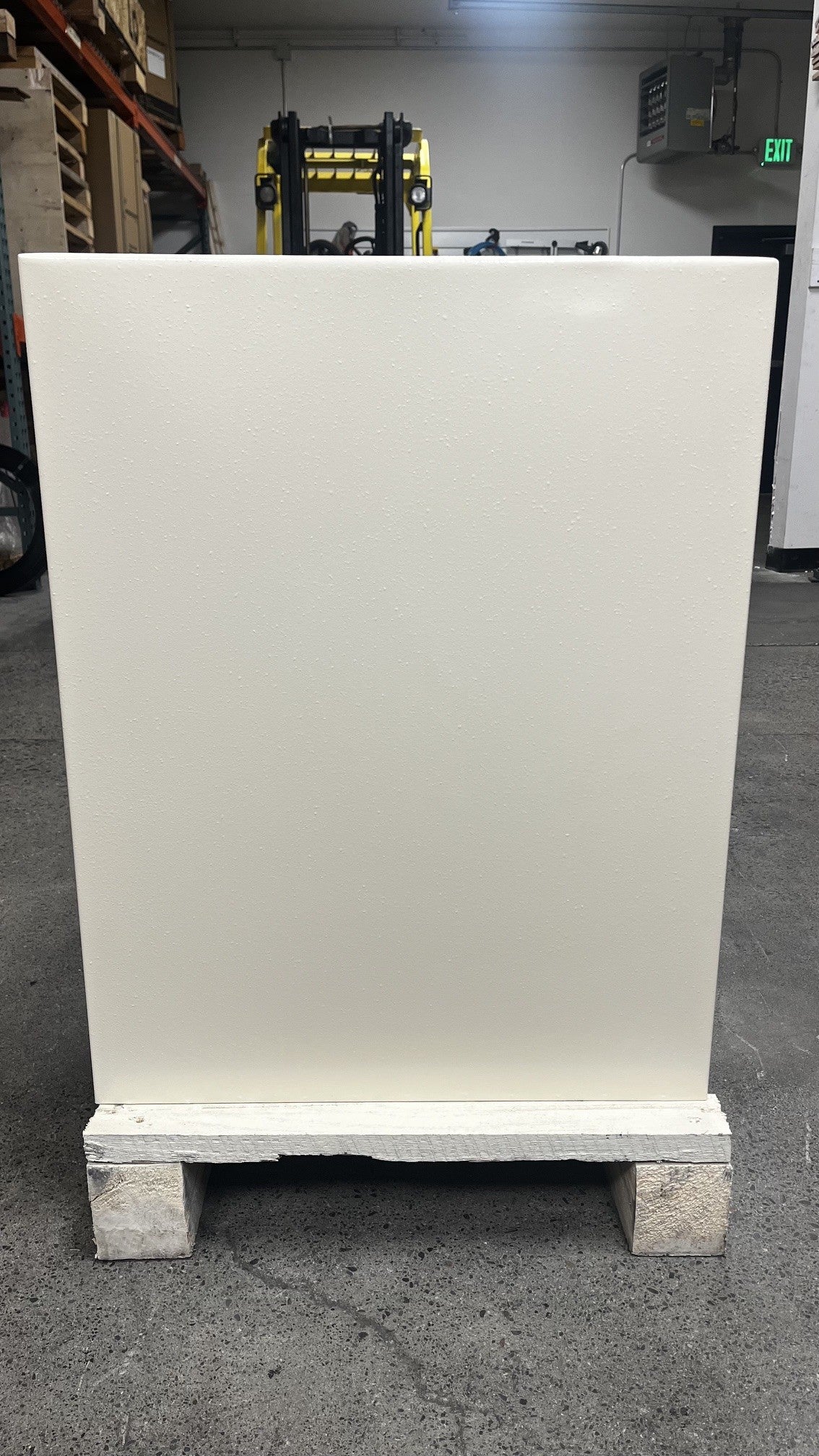 View of the left side of the safe. 