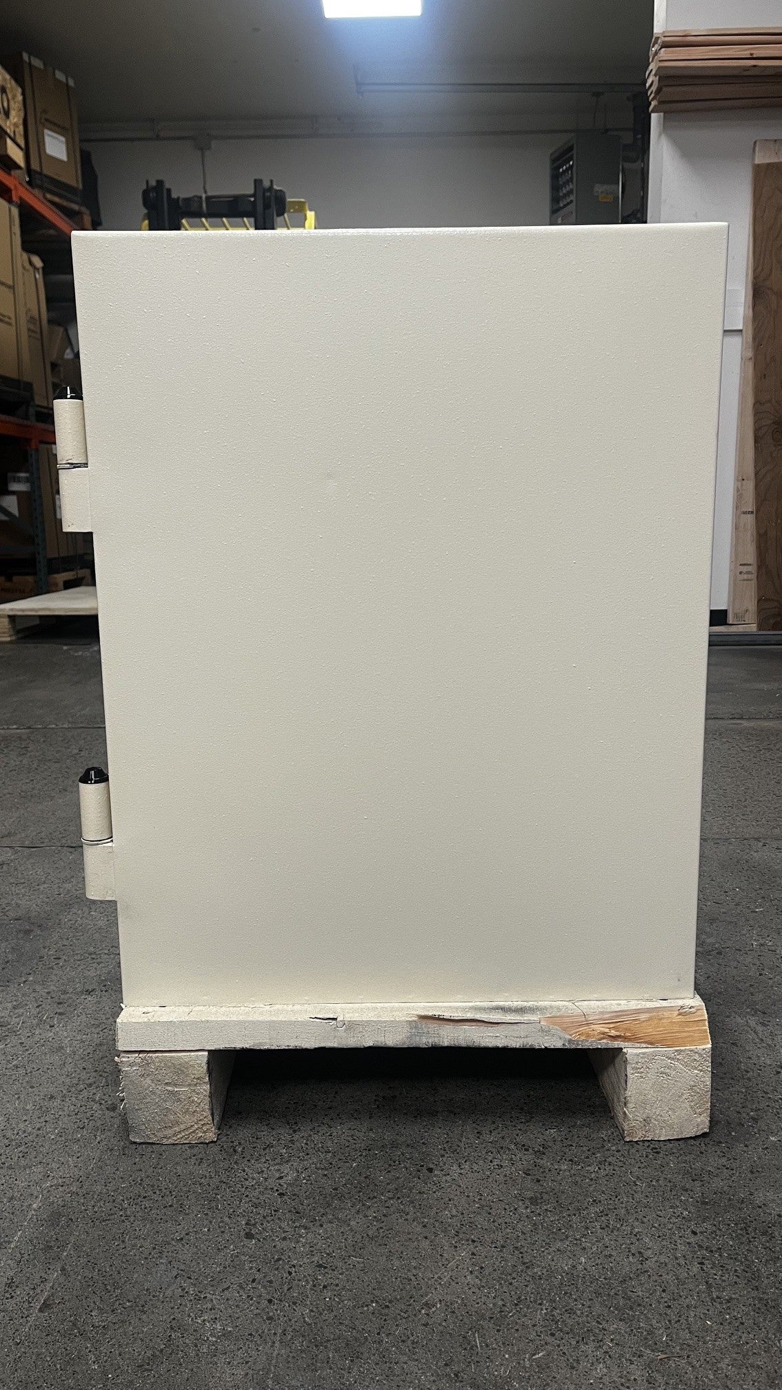 View of the right side of the safe. 