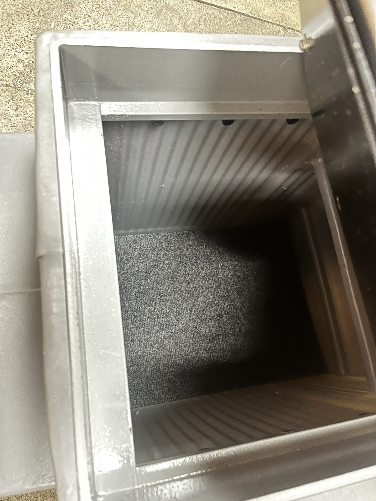 View of the inside of the safe, the safe does come with two shelfs and the carpet. 