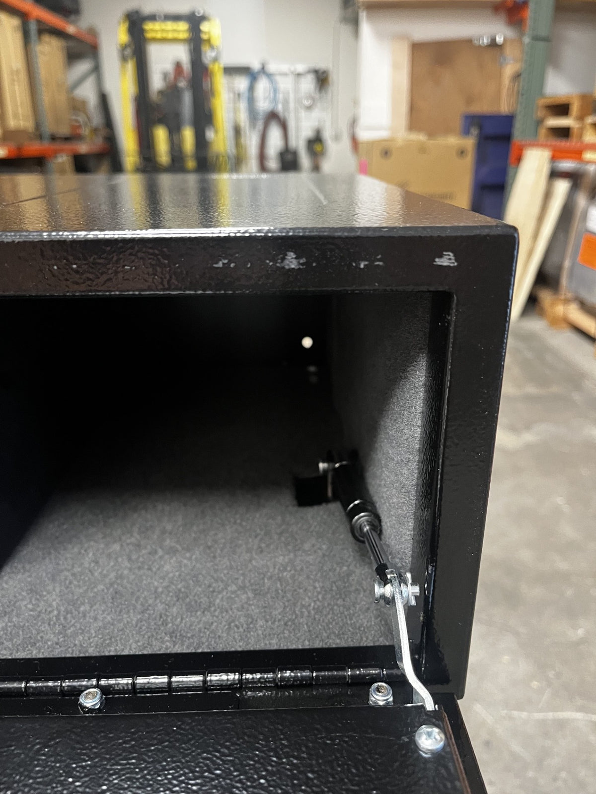 View of the right corner of the safe, it has a few scratches on the paint. 