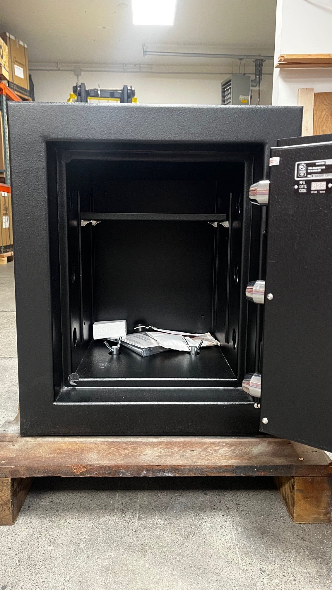 View of the inside of the safe. It comes with one adjustable safe. 