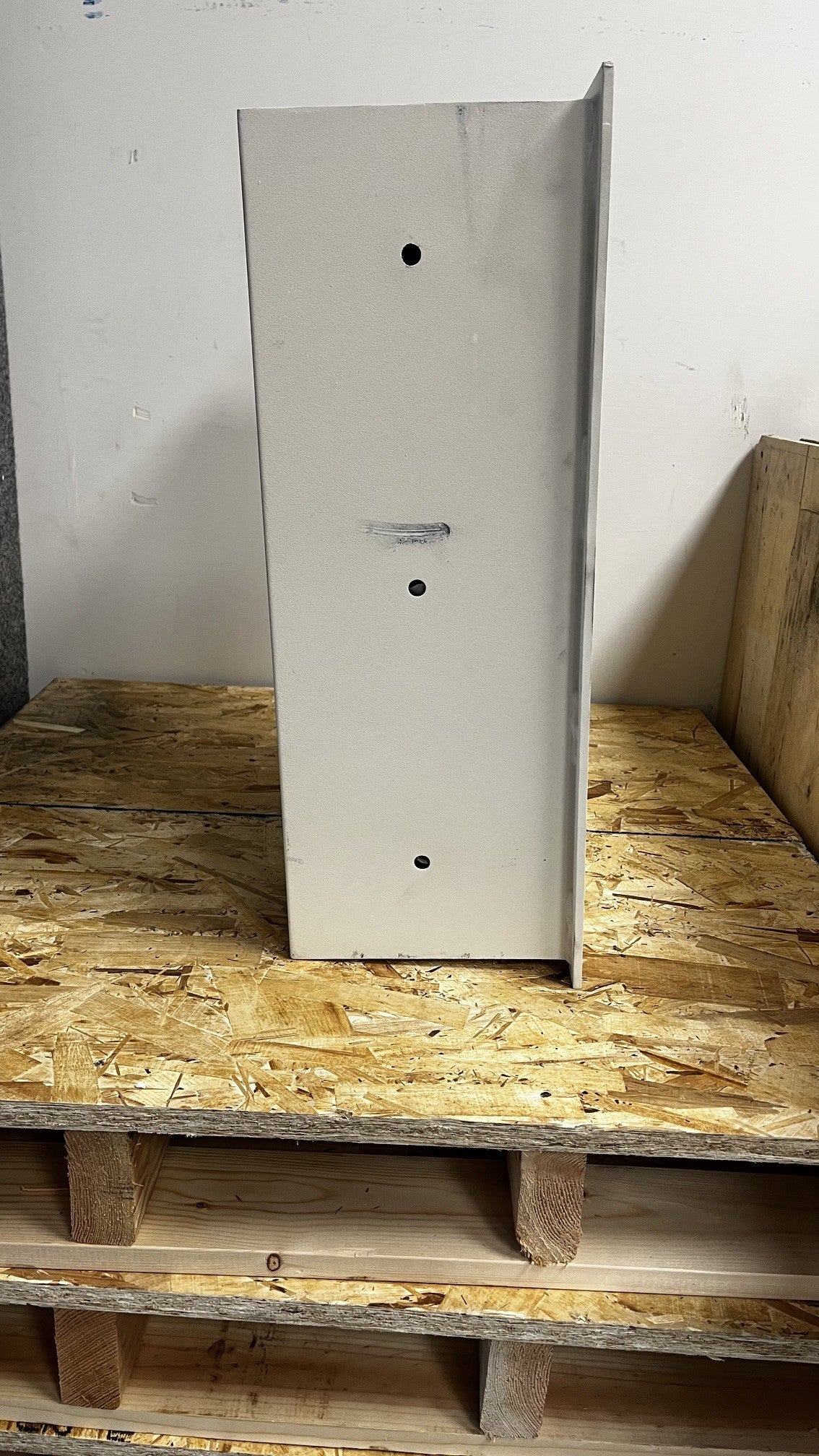 View of the left side of the safe. It has a scratch on the body. 