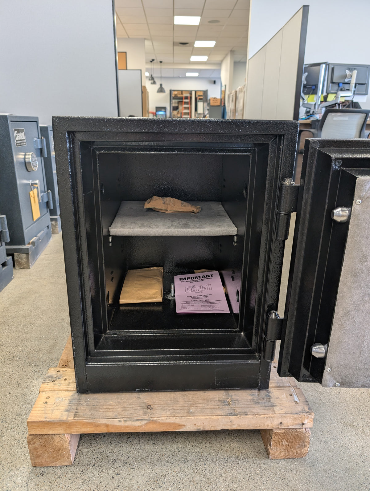 Closer view of the inside of the safe. It has a center bolt down hold. 