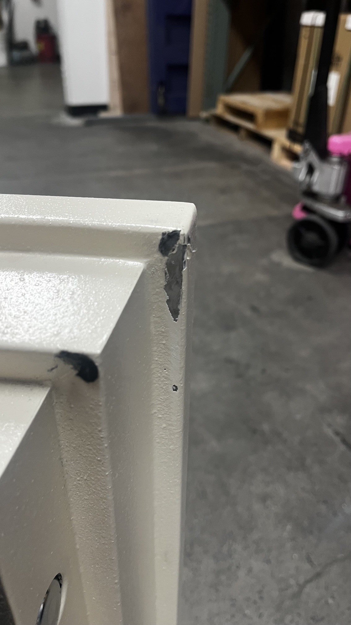 View of the scratches on the edge of the door. 