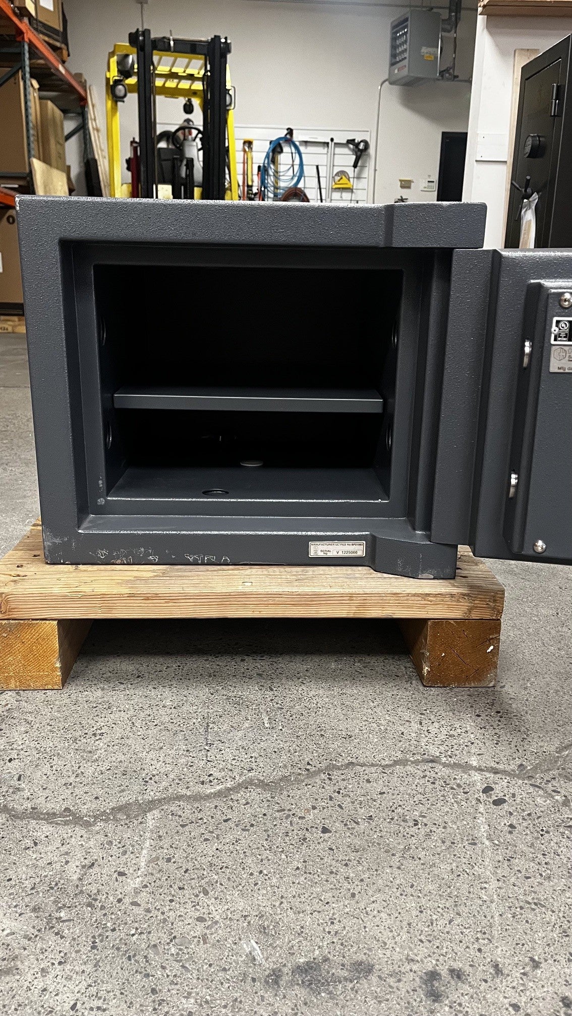Inside view of the safe, the safe comes with one adjustable shelf. It also has a center bolt down hole to mount the safe onto the floor. 