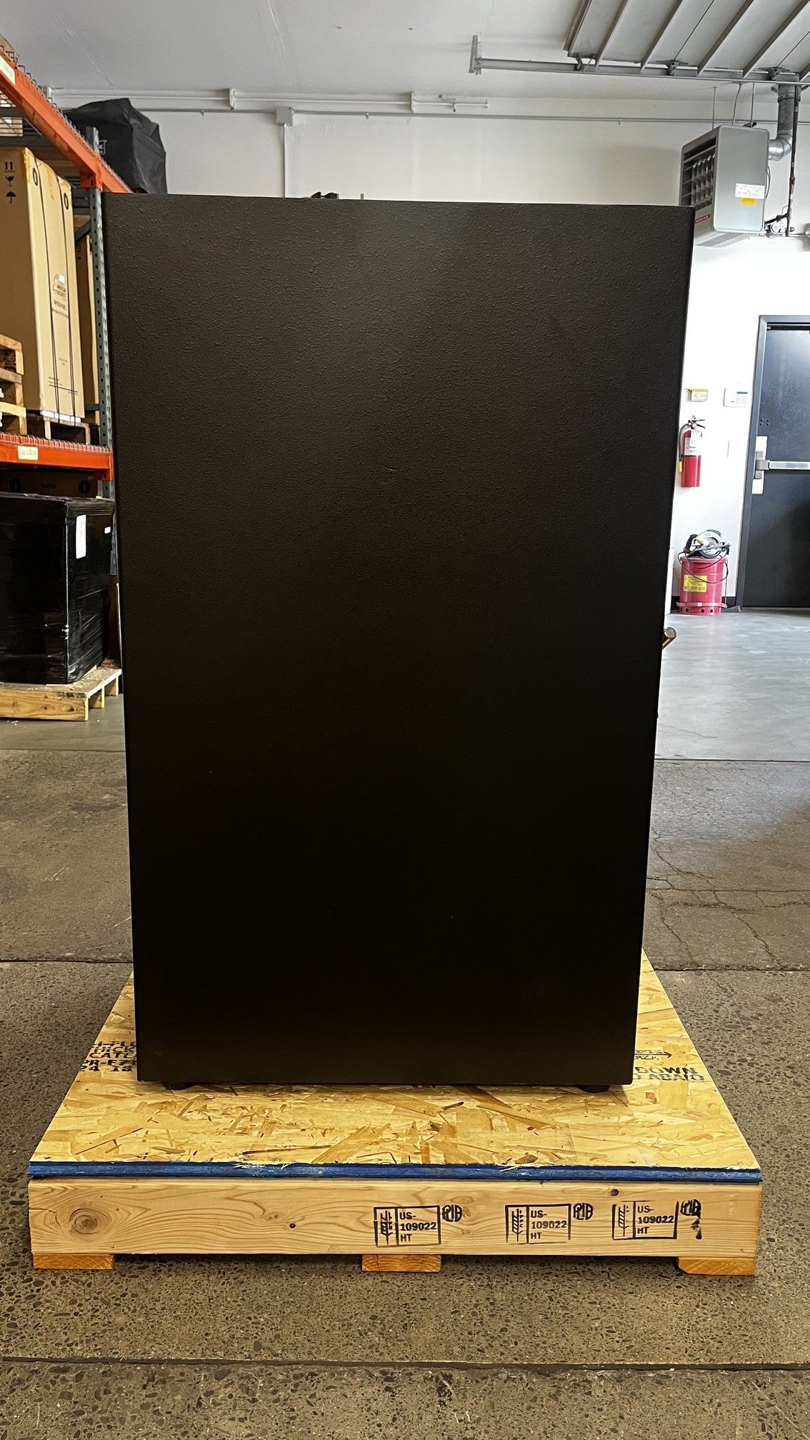 View of the left side of the safe. 
