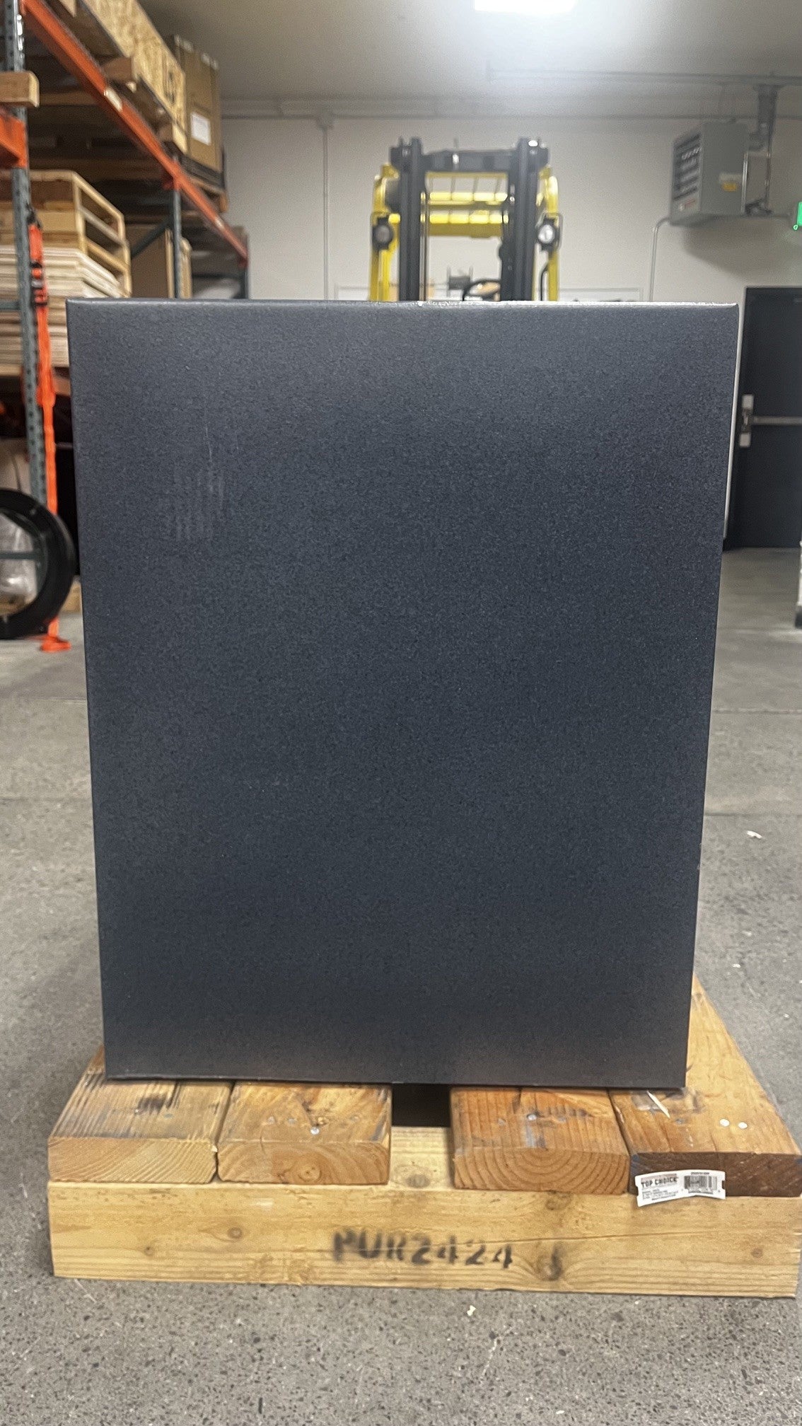Left side view of the safe. 
