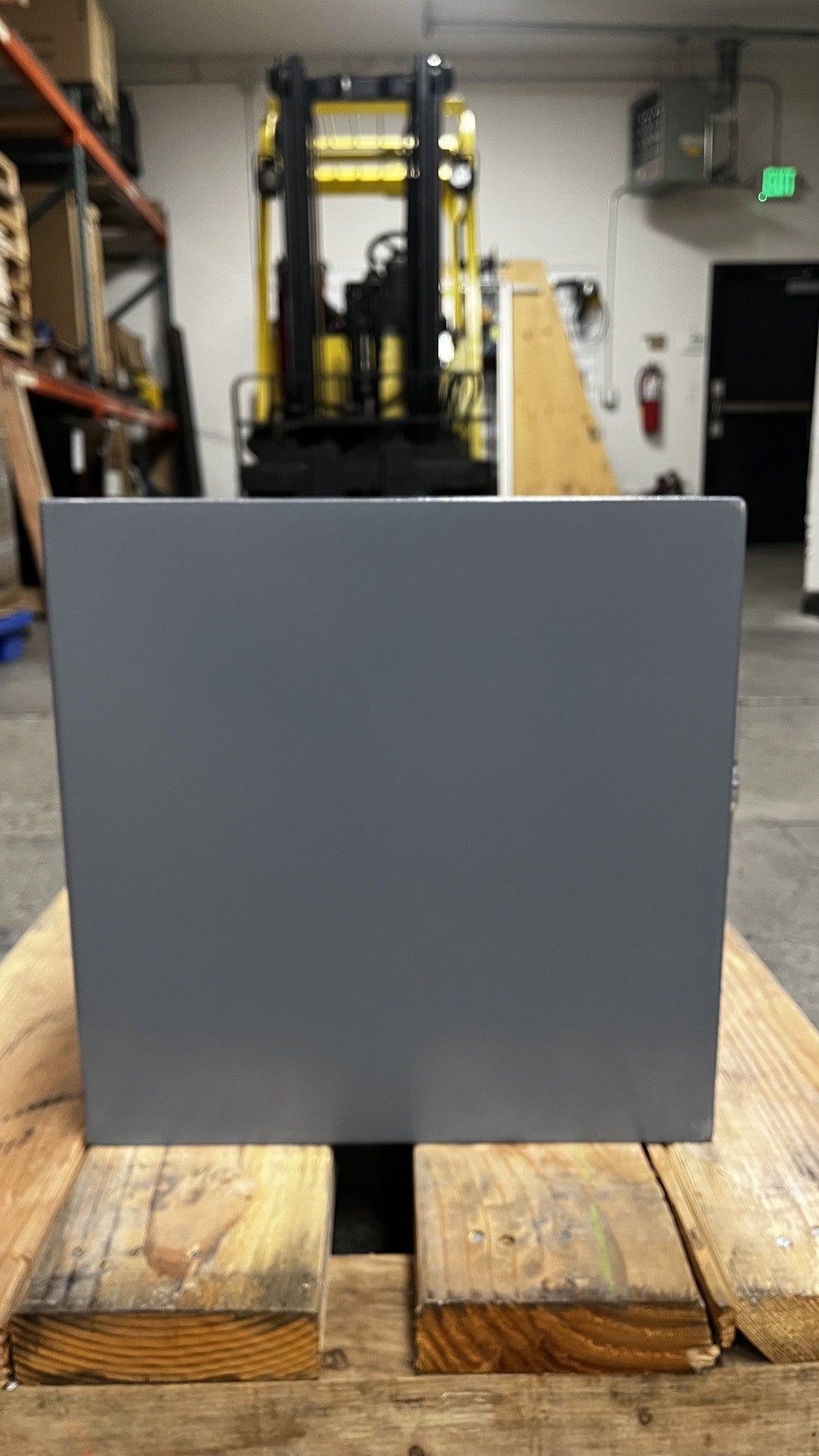 Left side view of the safe. 
