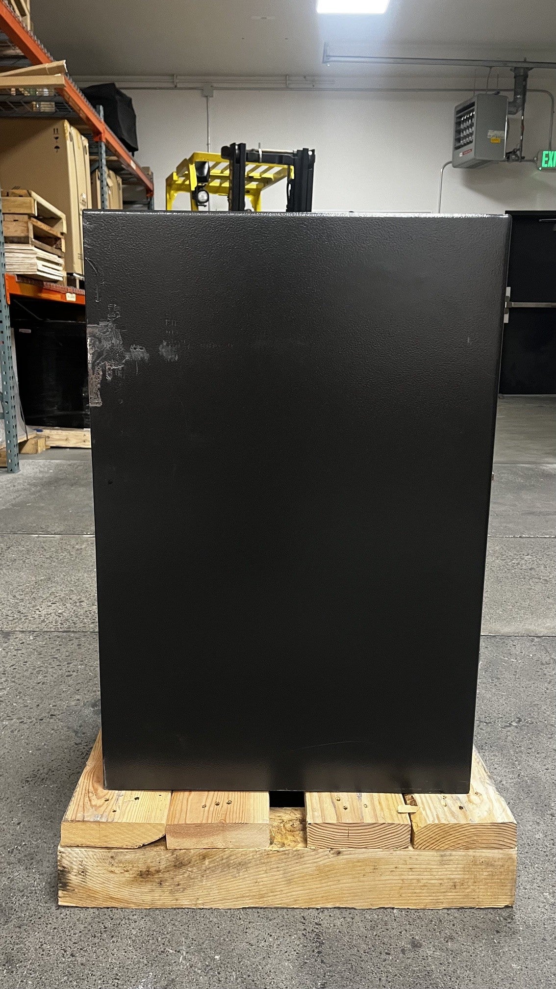 View of the left side of the safe. It has a pretty large scratch on the paint.