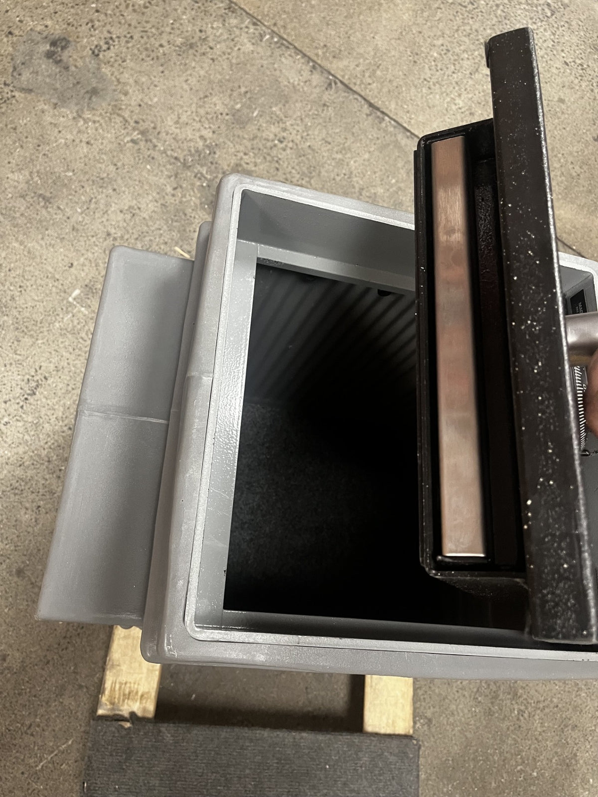 View of the 1-inch door. 