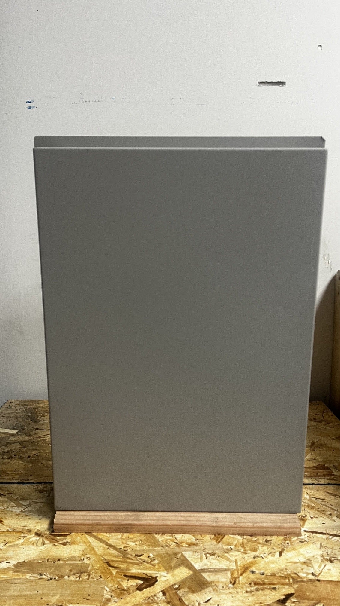 View of the back of the safe. 
