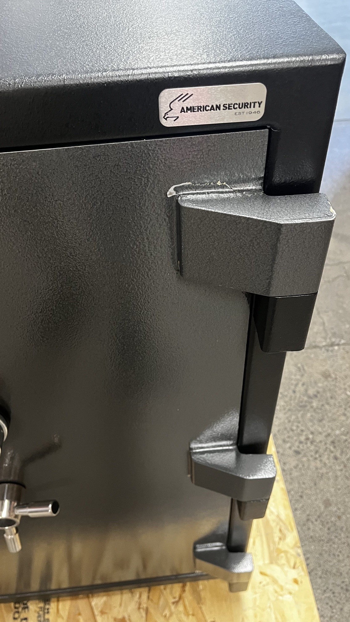 The top hinge has a few chips on the paint. 
