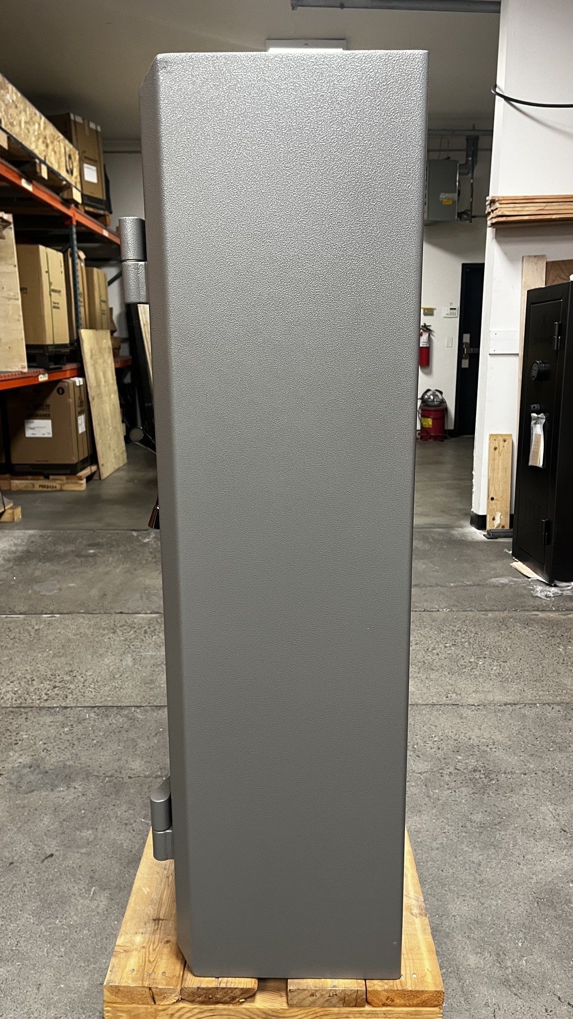 Right side view of the safe, the top right edge has a chip on the paint. The top left side also has some chips on the paint. 