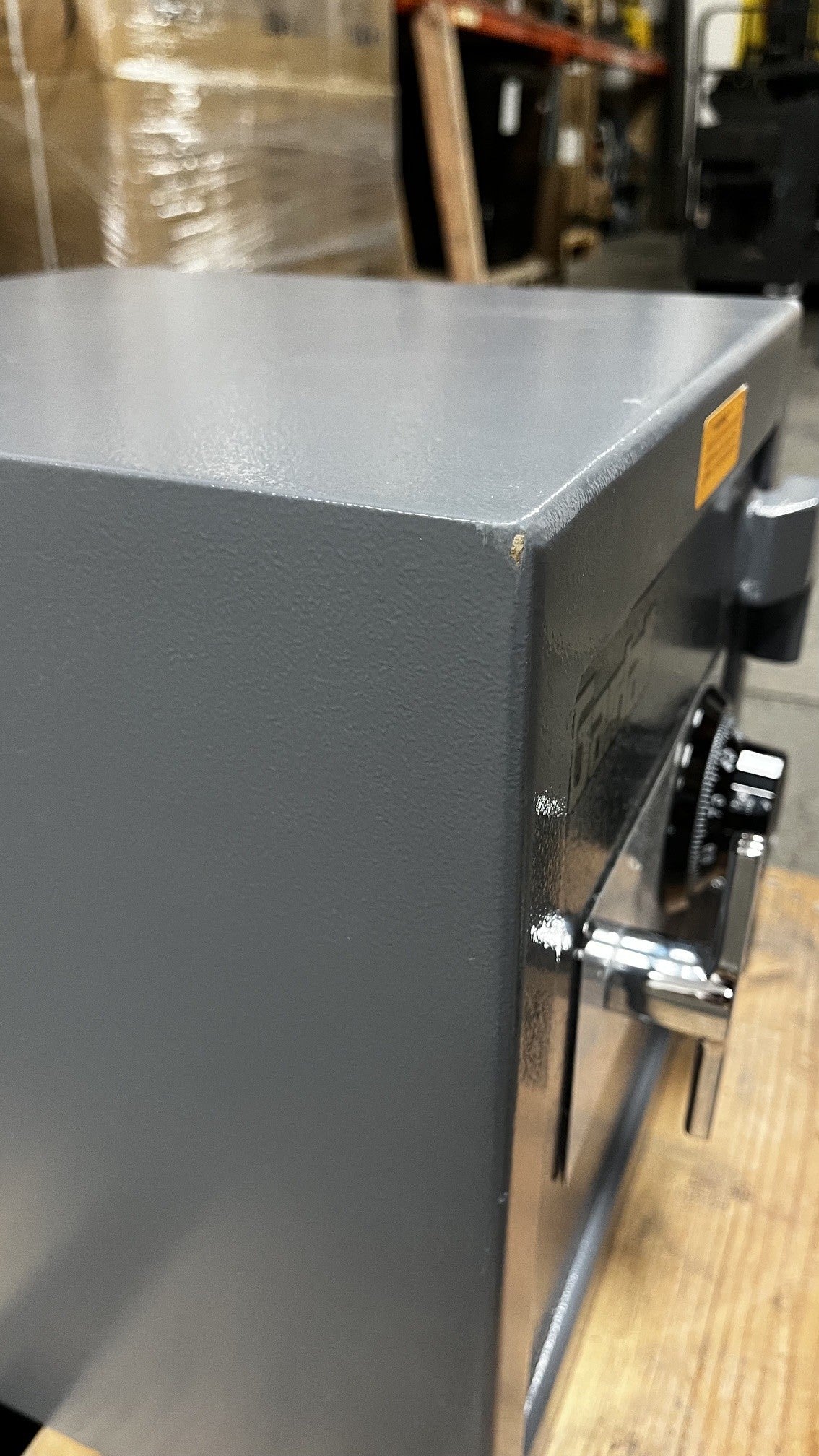 The top front/left side corner has a small chip on the paint. 