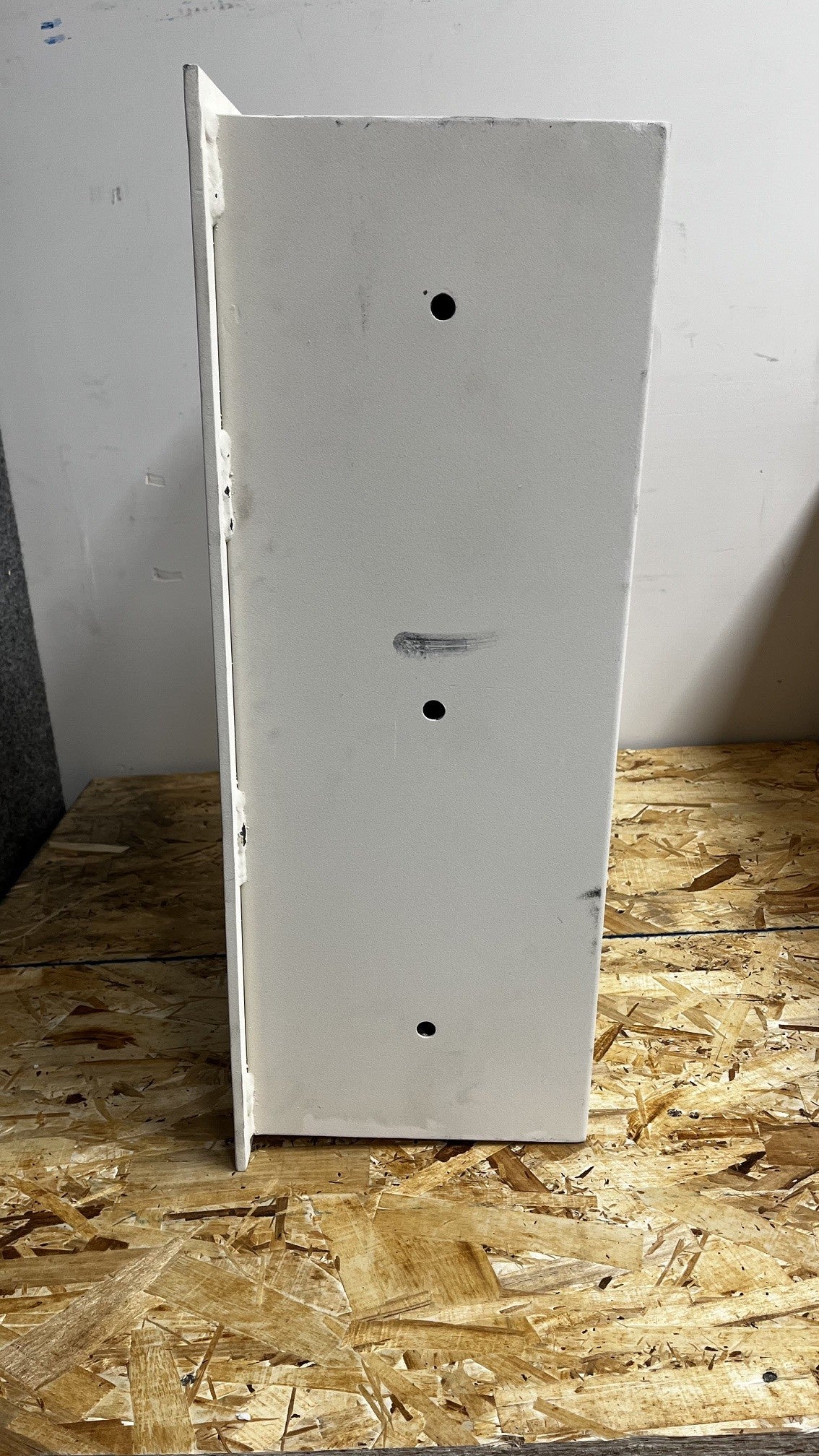 View of the right side of the safe. The body has a scratch on the paint. 