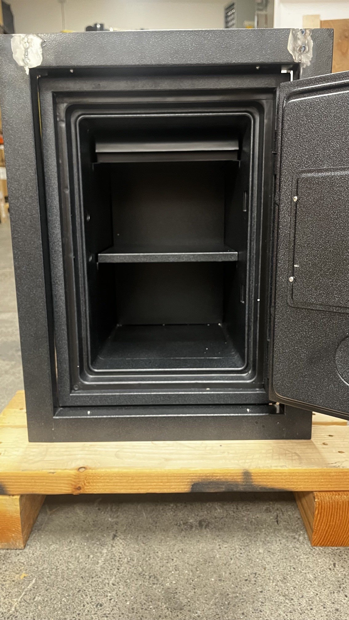 View of the inside of the safe, it comes with one adjustable shelf and a removable tray. 