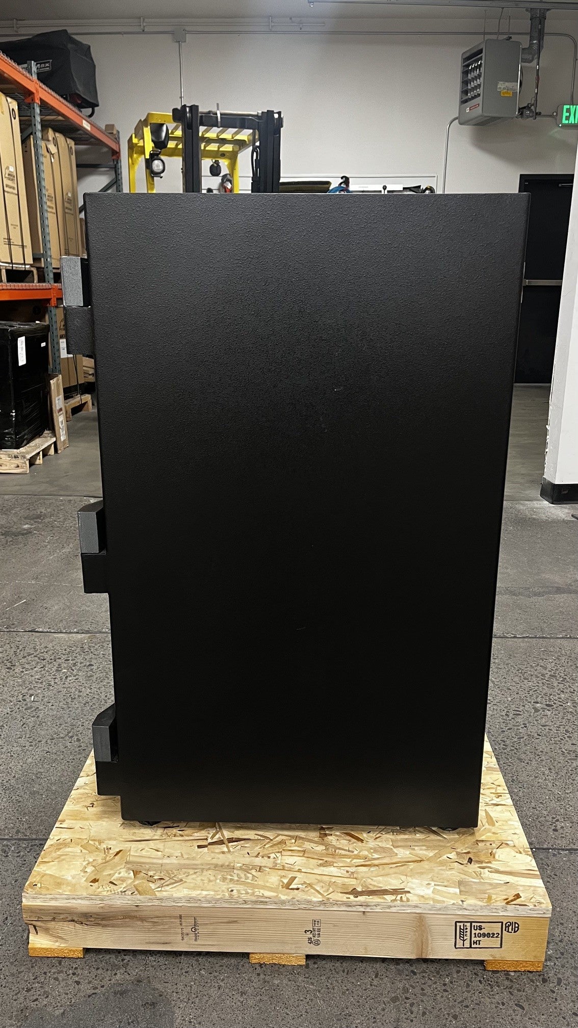 View of the right side of the safe. 