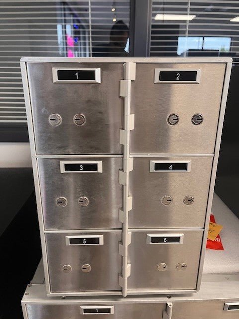 Front view of the safe.