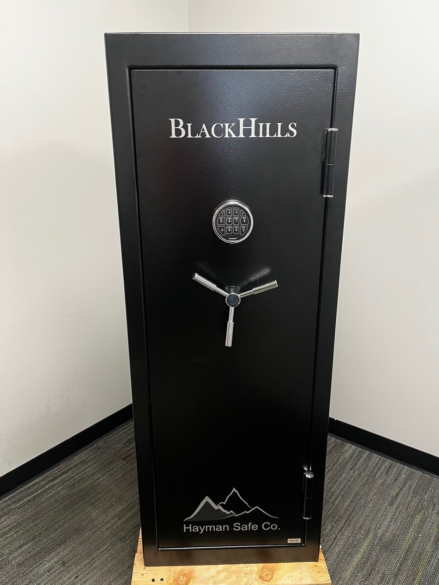 Front view of the safe. It comes with an electronical keypad. 