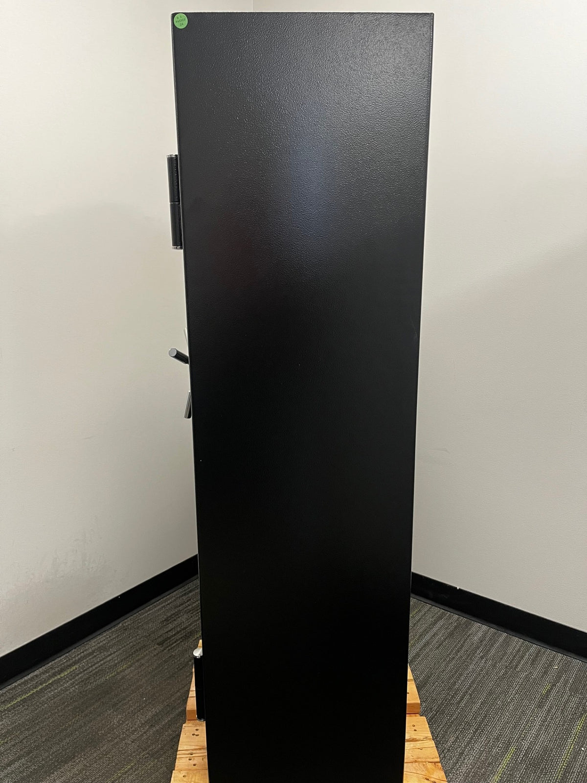 right side view of the safe. 