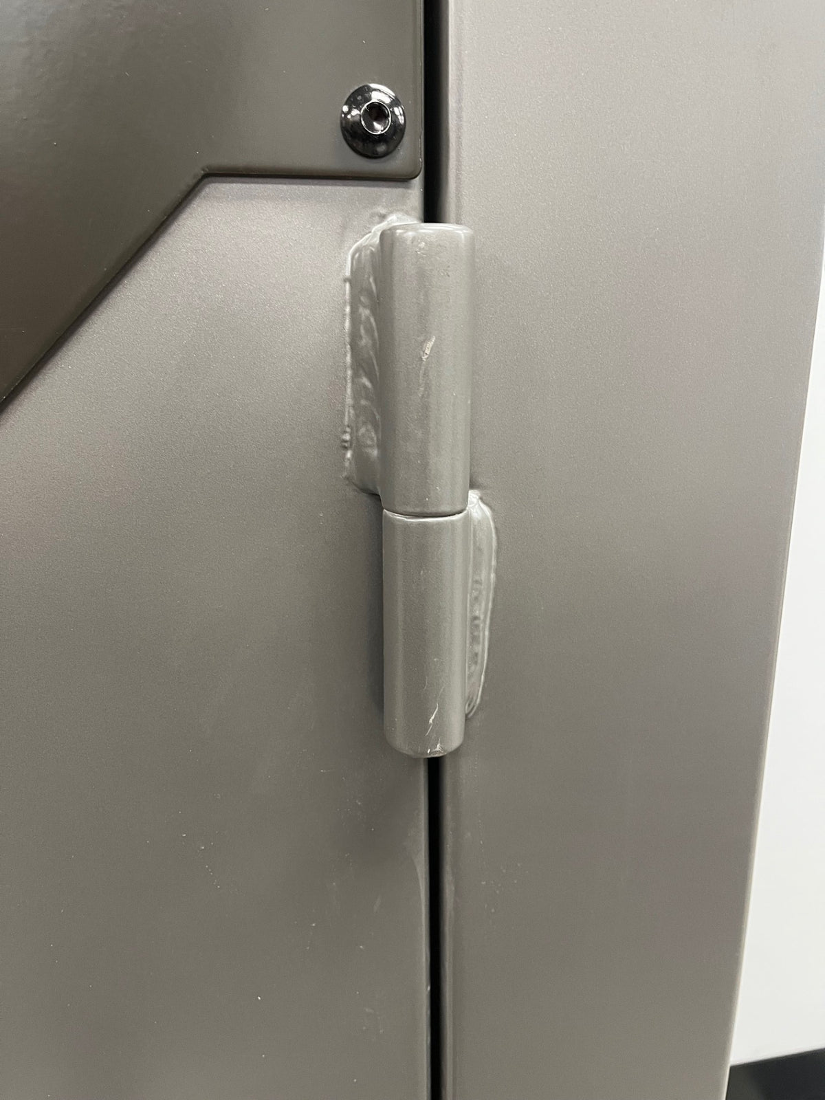 Top hinge has a few scratches, on the top and bottom. 