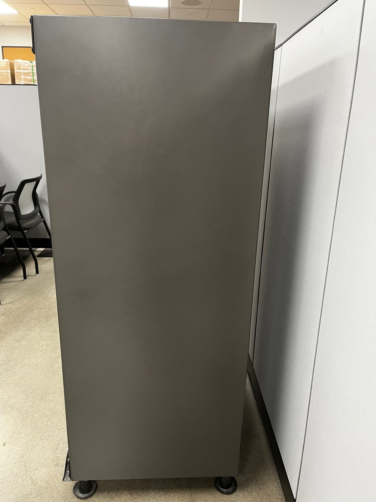 Right side view of the safe. 