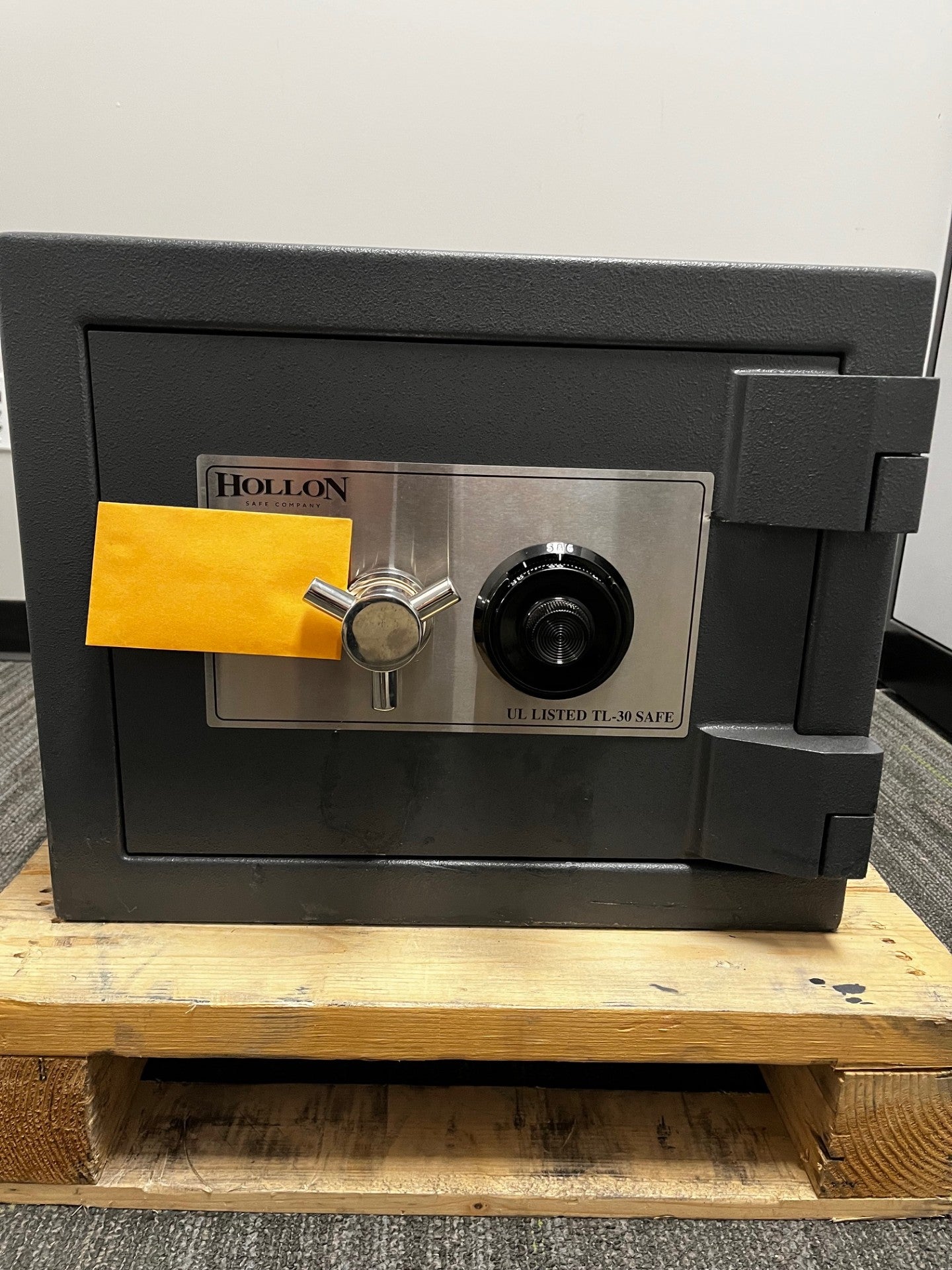 Front view of the safe.