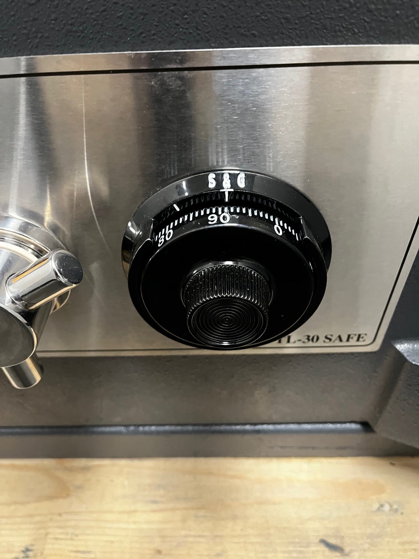 Front view of the safe.