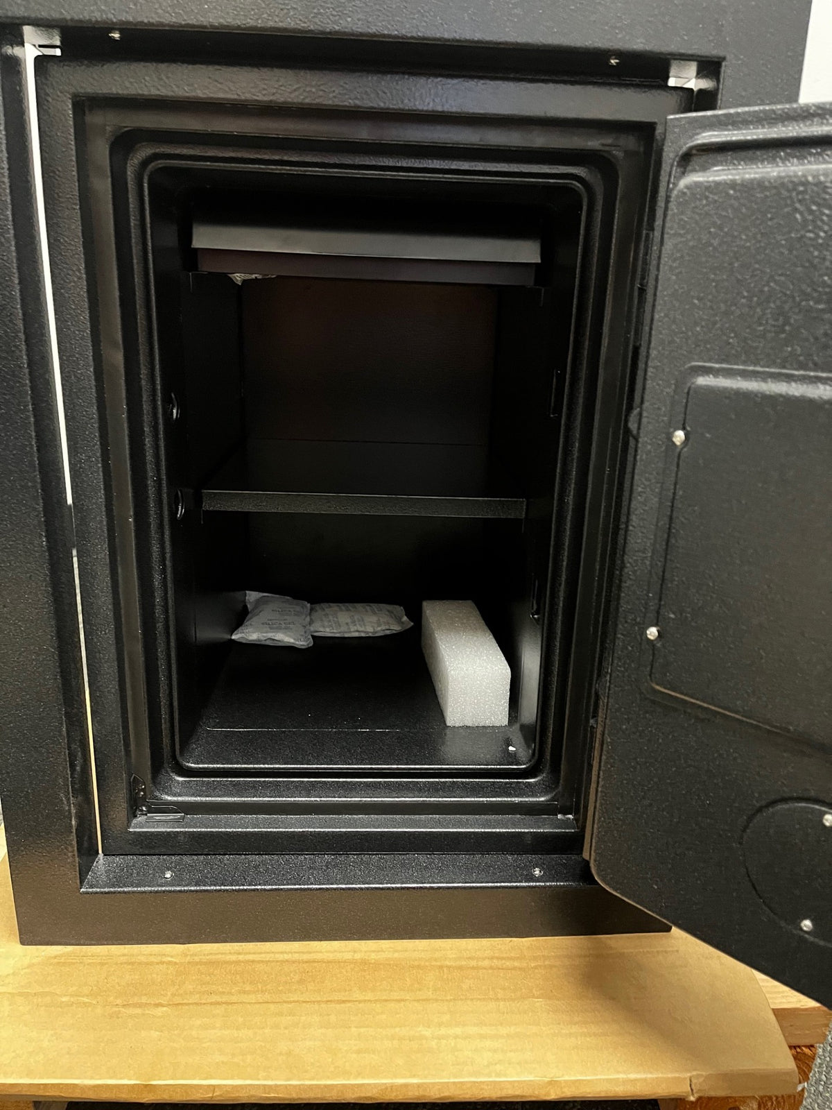 Close view of the inside of the safe. It comes with one adjustable shelf and one removable tray. 