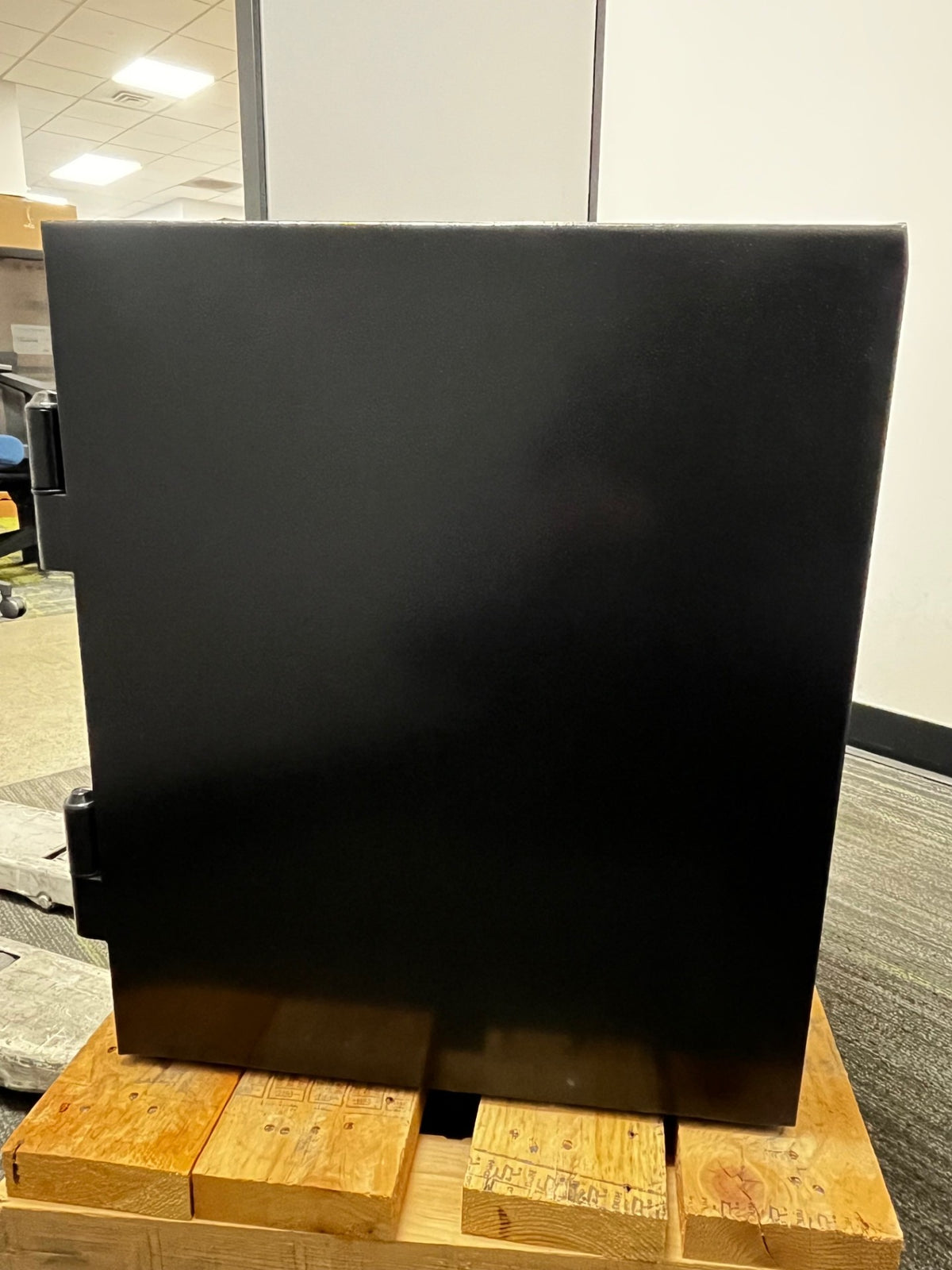 Right side view of the safe. 